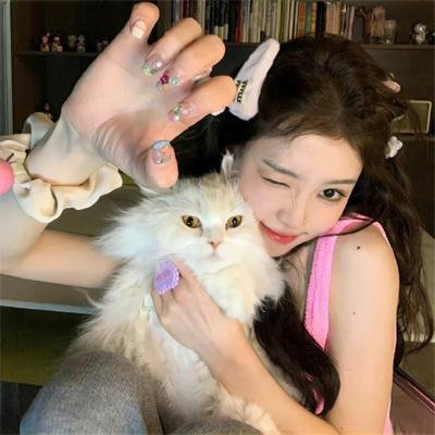 他嚣张狂妄，却对她俯首称臣